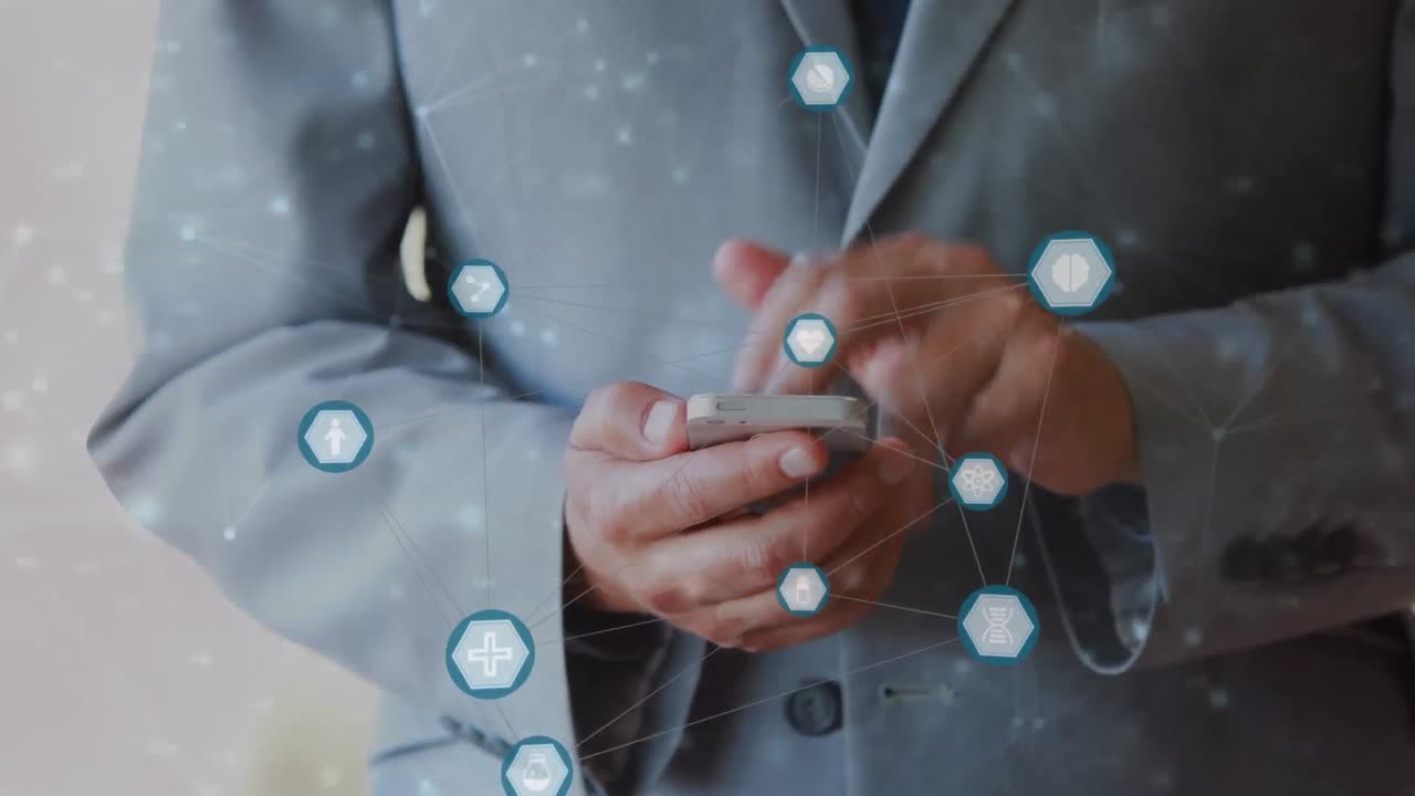 animación de la red de conexiones procesamiento de datos sobre empresario caucásico usando teléfono inteligente
