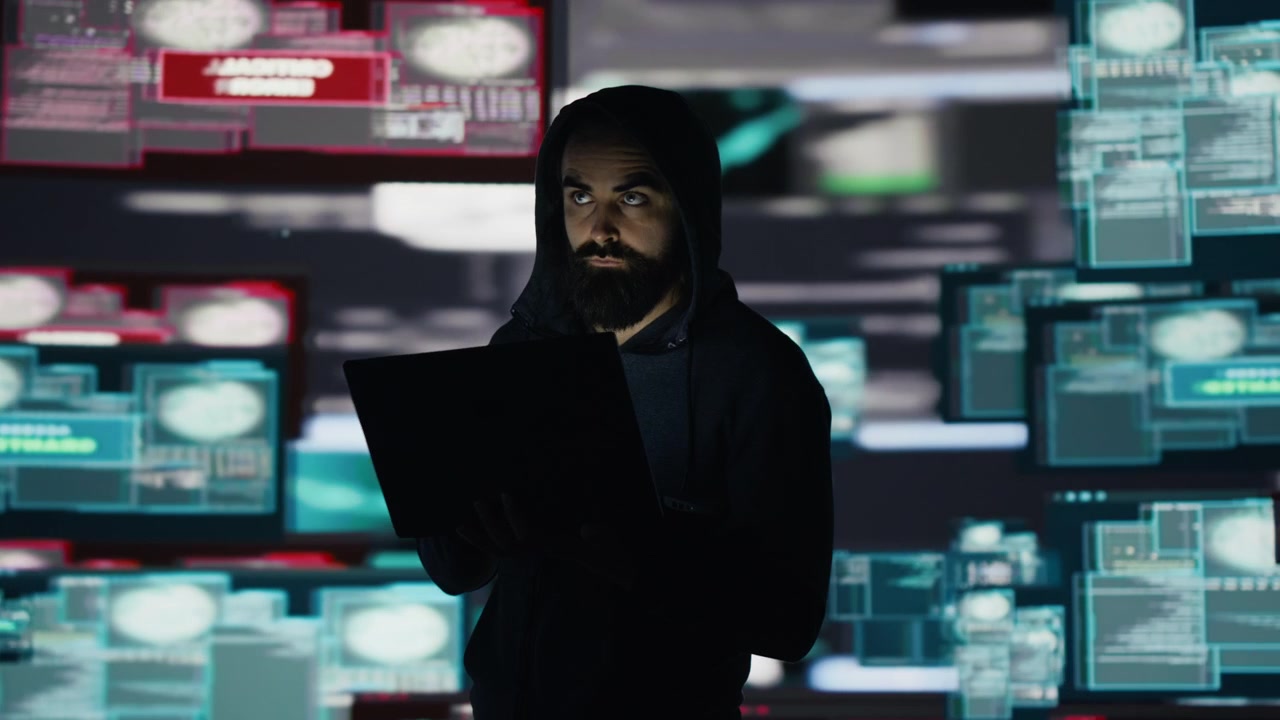 L'hacker aggira le difese di rete tramite codifica occulta e infiltrazione