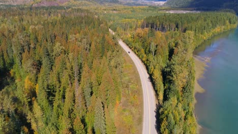 Luftaufnahme-Eines-Fahrzeugs,-Das-Sich-Auf-Der-Straße-Auf-Dem-Land-Bewegt,-4k