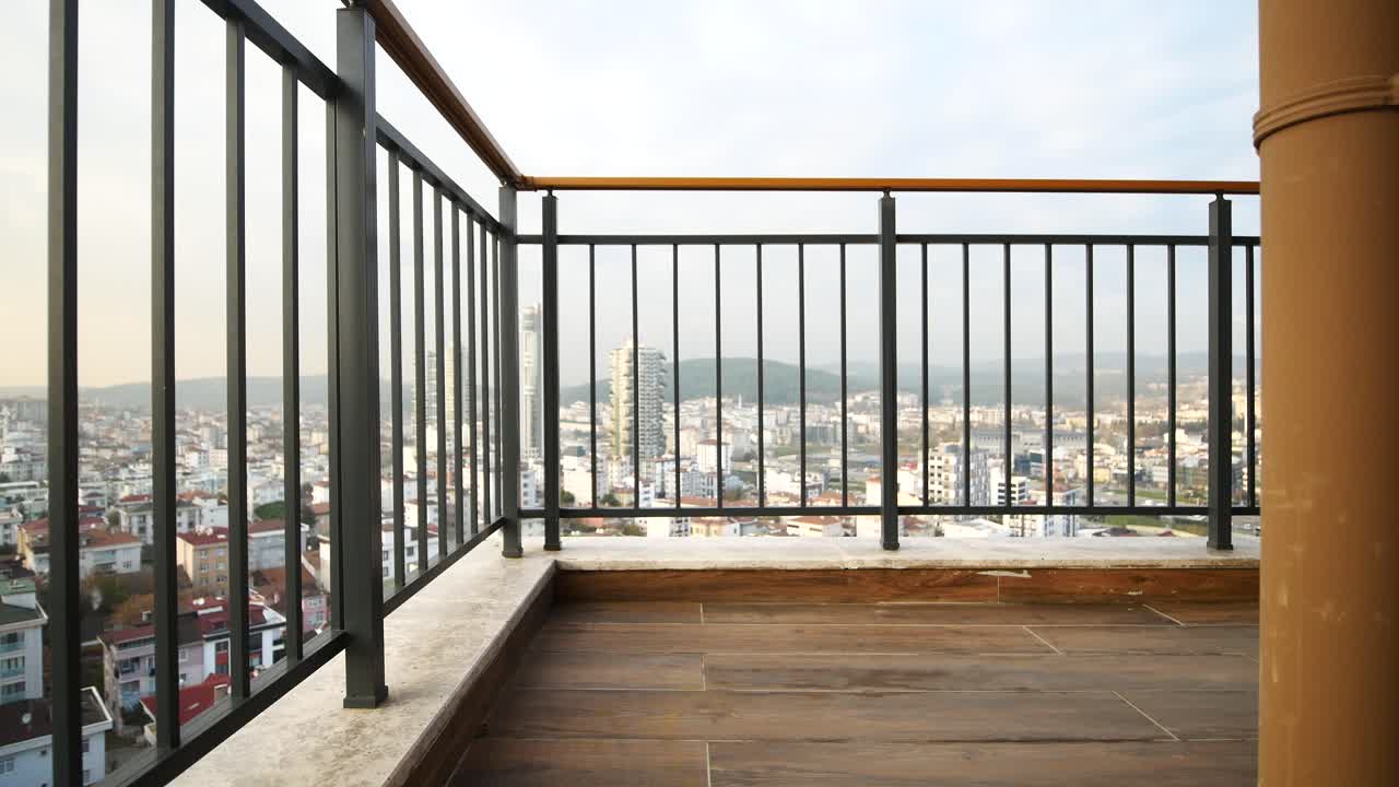 balcón en la azotea con vista a la ciudad