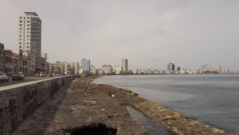 famoso malecón en la habana con hermosa vista al mar durante el día soleado en cuba