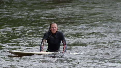 Sportlerin---Surfen-Auf-Einer-Flusswelle