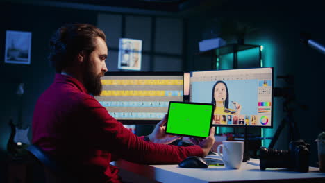 Fotoeditor-Folgt-Einem-Tutorial-Auf-Einem-Greenscreen-Tablet-Und-Lernt,-Wie-Man-Ein-Digitales-Portfolio-Erstellt