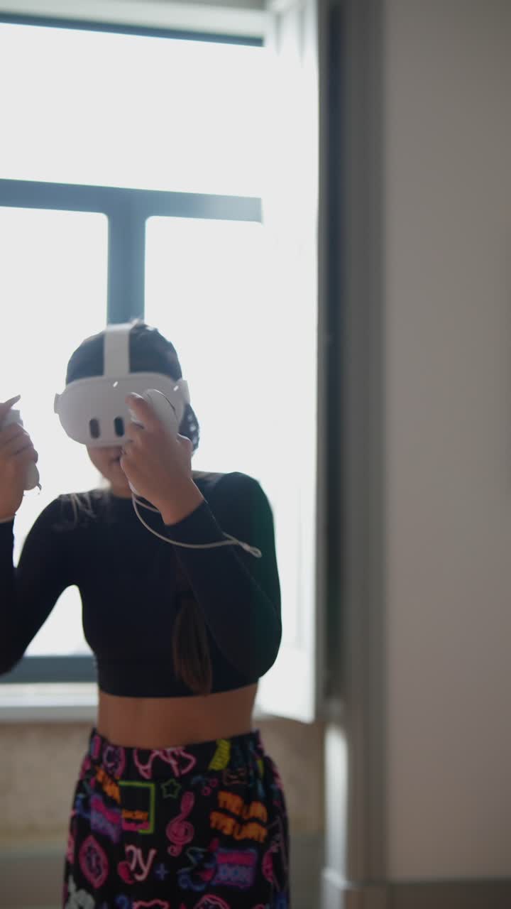 Ragazza che gioca a giochi VR a casa