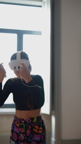 chica jugando juegos de realidad virtual en casa