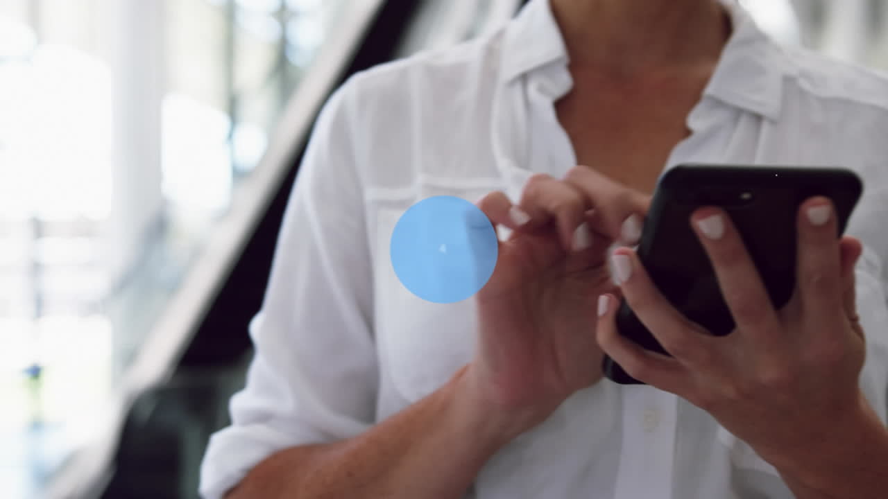 animación de la red de conexión con iconos sobre la mujer usando teléfono inteligente
