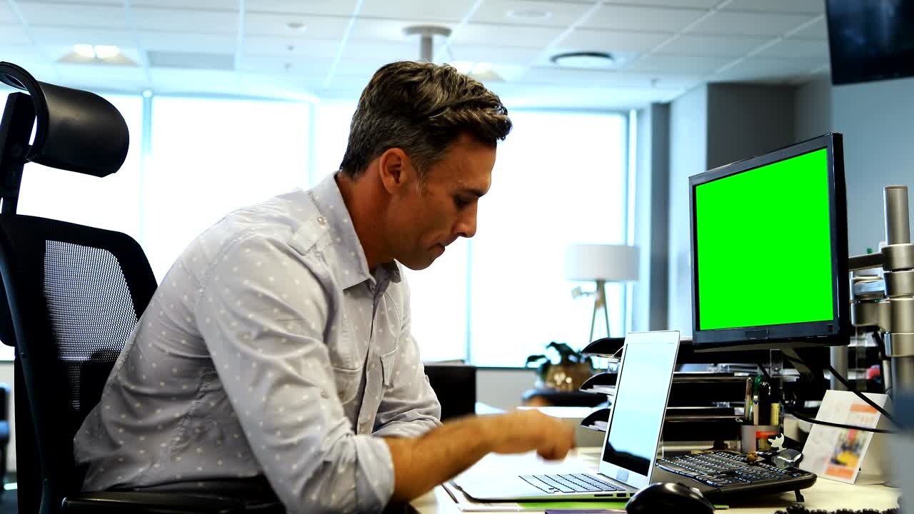 책상 에서 노트북 에서 일 하는 남성 임원