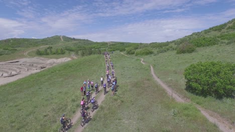 콜로라도에서 경주 중 산악 자전거 타는 사람의 공중보기