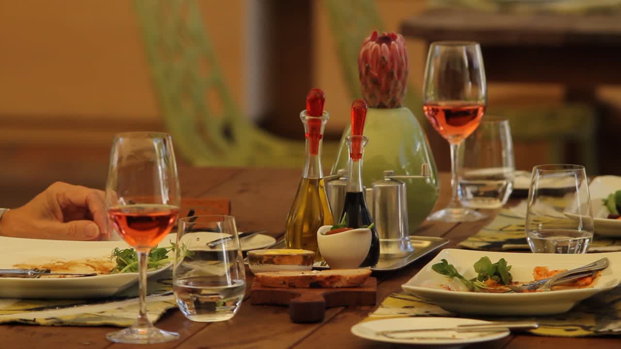 와인 농장 의 레스토랑 에서 점심 테이블