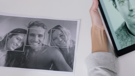 equipo de ingenieros que desarrollan tecnología de software de reconocimiento facial utilizando computadoras tablet digitales lluvia de ideas de diseño de soluciones compartiendo ideas de proyectos en reuniones de oficina vista superior