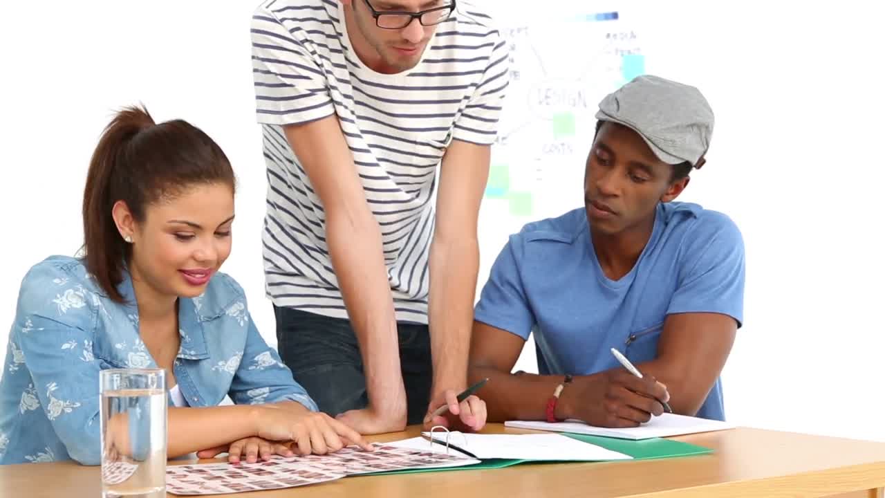 equipo de edición va a través de la hoja de contacto juntos