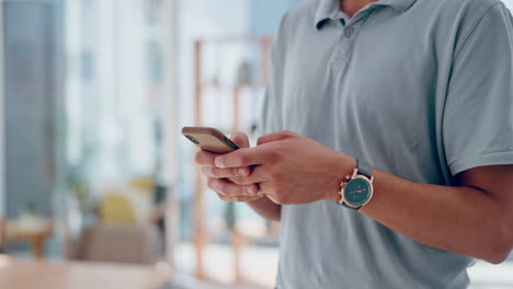 Businessman,-typing-with-smartphone