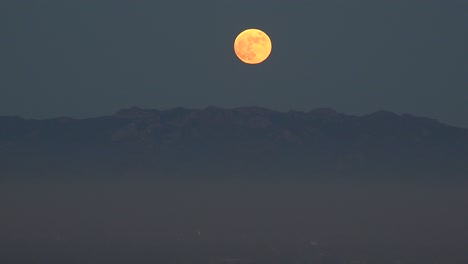 Una-Luna-Llena-Se-Eleva-Sobre-Los-Suburbios-De-Los-Angeles,-Colinas-De-Malibu,-Sur-De-California,-Salida-De-La-Luna-1