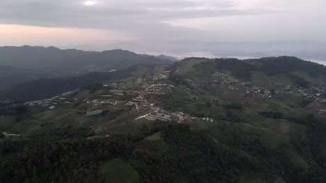 tiro de drone en órbita del pueblo del campamento en las montañas de tailandia