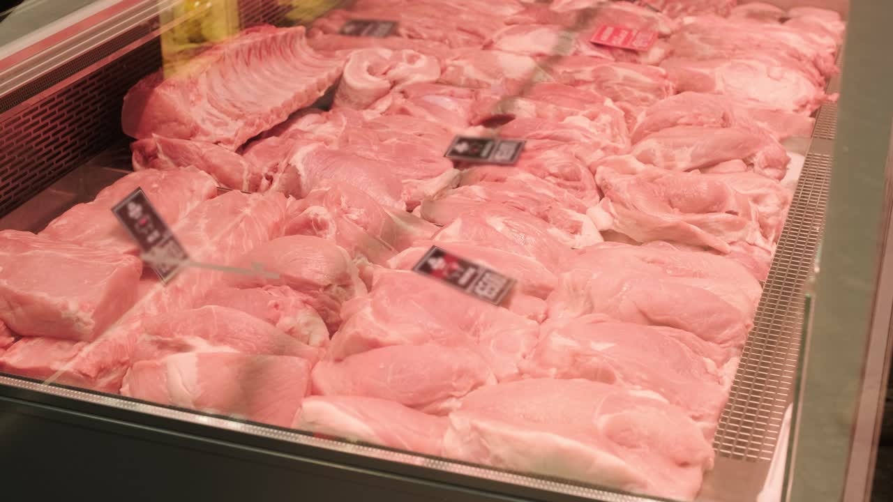 un negozio di carne specializzato in prodotti freschi. la scena mostra carne ben sistemata su banconi, mostrando tagli di alta qualità in un ambiente di vendita al dettaglio pulito e professionale