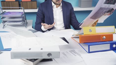 The busy businessman doesn&#039;t care, he plays on the phone, backlogs.
