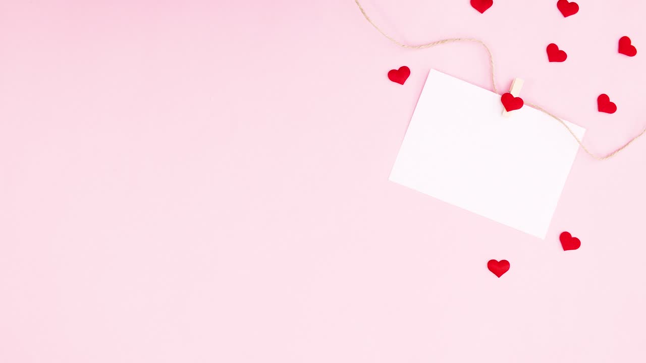 발렌타인 데이의 종이 심장과 함께 로프에 hooking.