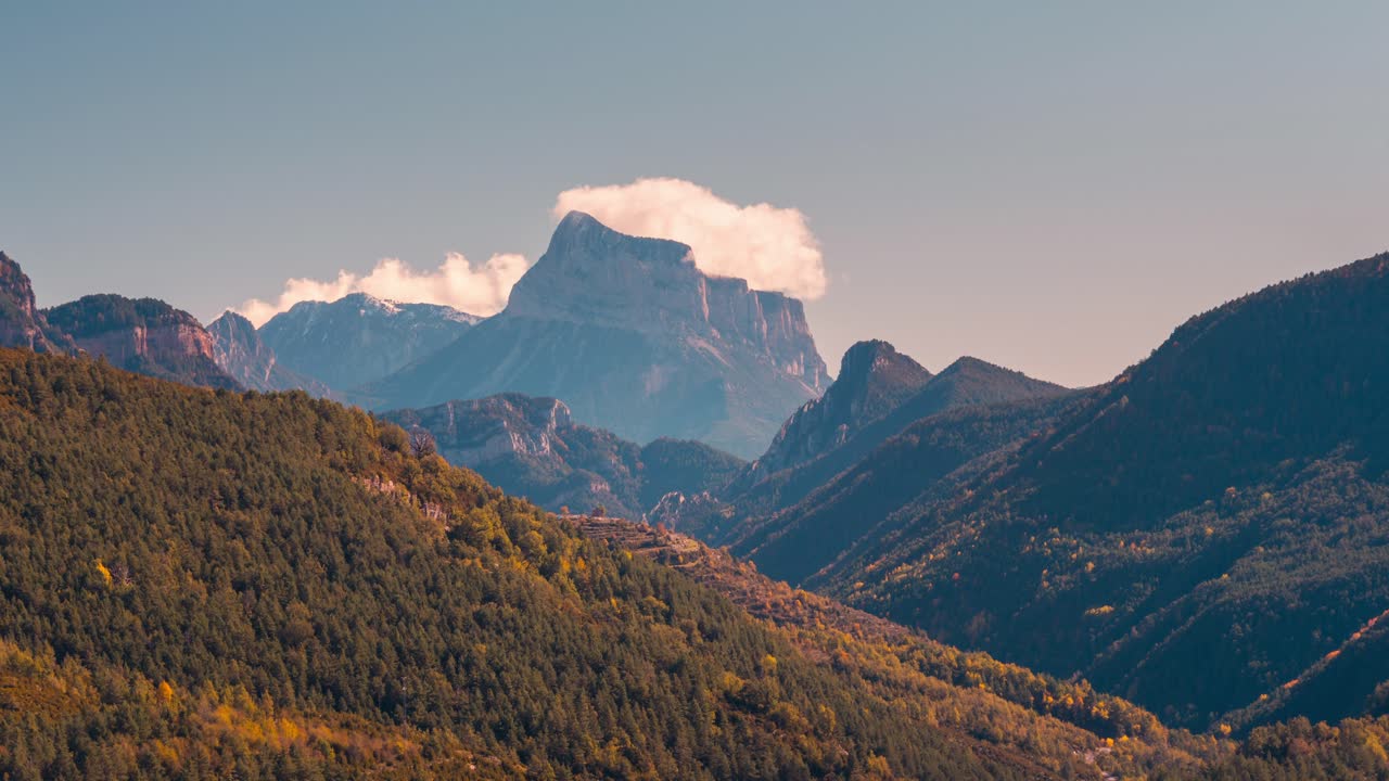 Pena montanesa, vetta di montagna. Timelapse di cielo azzurro mattutino e nuvole in una valle di montagna durante la stagione autunnale. Bellissimo paesaggio