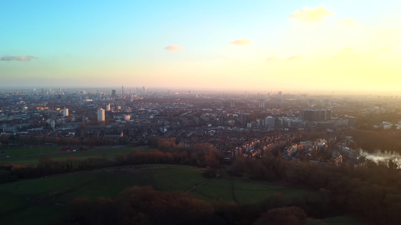 영국 북부 런던에 있는 햄스테드 히스 공원의 일몰을 항공으로 감상할 수 있습니다.