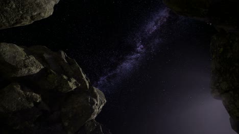 4k astrofotografía rastros de estrellas sobre las paredes del cañón de piedra arenisca.