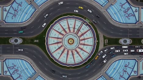 Vista-De-Pájaro-Mirando-Hacia-Una-Gran-Rotonda-Con-Tráfico-En-Bucarest,-Capital-De-Rumania