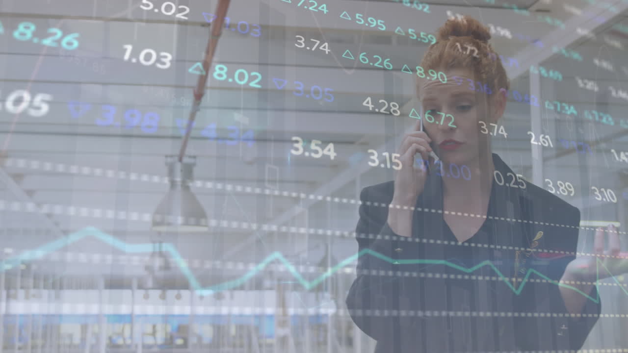 Animazione di elaborazione dati del mercato azionario su una donna d'affari caucasica che parla al telefono.