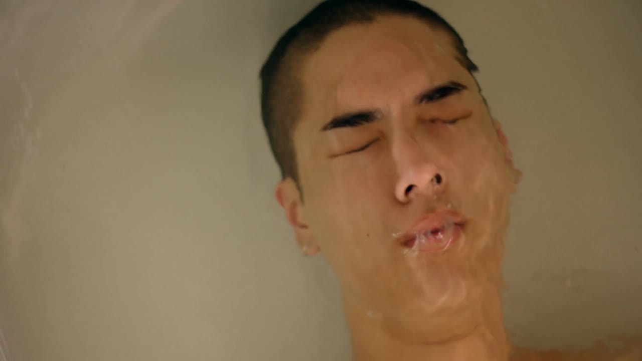 욕실 4k에서 욕조에서 목욕하는 남자