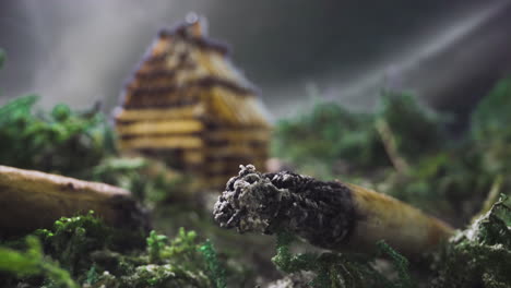 Miniatur-Mit-Stummeln-Gegen-Streichholzhaus-Im-Rauch-Im-Wald