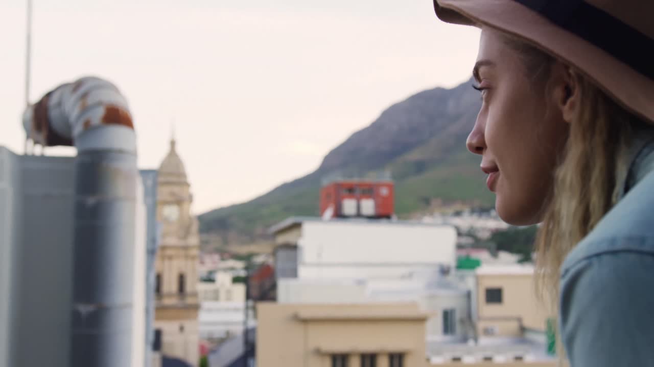 mujer joven pasando el rato en un techo