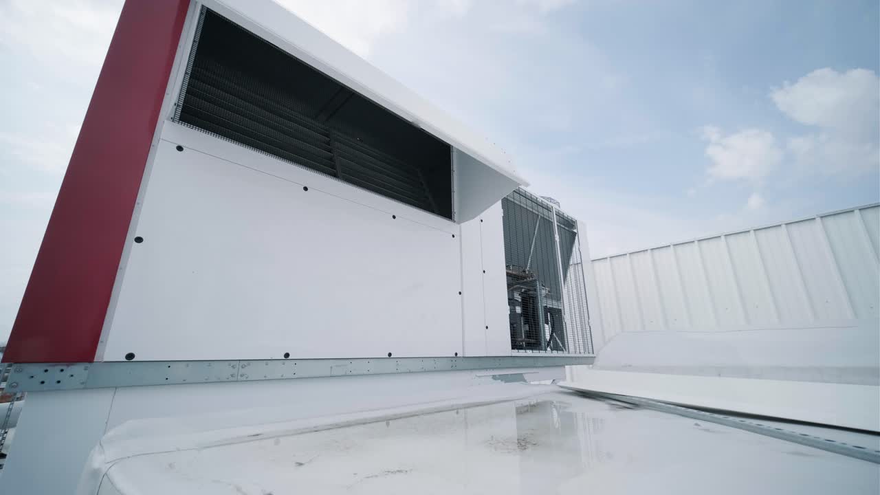 The air conditioning and ventilation system of a large industrial facility is located on the roof. It includes an air conditioner, smoke exhaust, and ventilation.