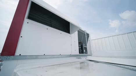 el sistema de aire acondicionado y ventilación de una gran instalación industrial se encuentra en el techo. incluye un aire acondicionado, escape de humo y ventilación.