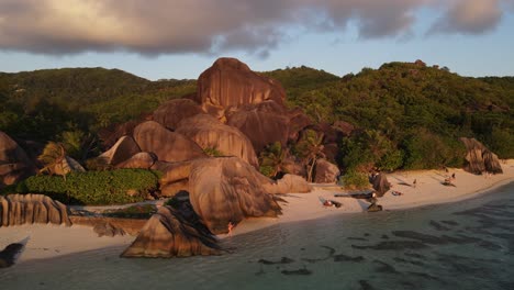 Seychellen-La-Digue-Sonnenuntergang-Strand-Felsen-Luftfahrt-Drone1.mp4