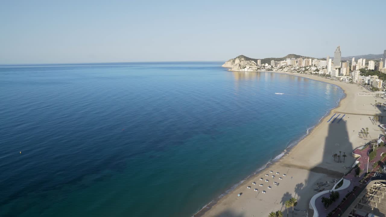 mañana mediterránea frente a la playa de benidorm desde arriba timelapse 4k