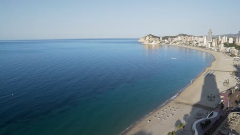 Mittelmeermorgen-Am-Strand-Von-Benidorm-Von-Oben-Im-Zeitraffer-4k