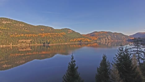 Tomas-Aéreas-De-Drones-De-Un-Lago-En-Montana-En-El-Otoño-O-El-Otoño-Panorámico-De-Pinos