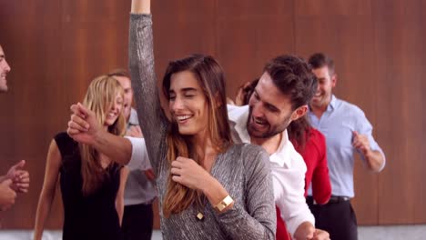 grupo de amigos bailando