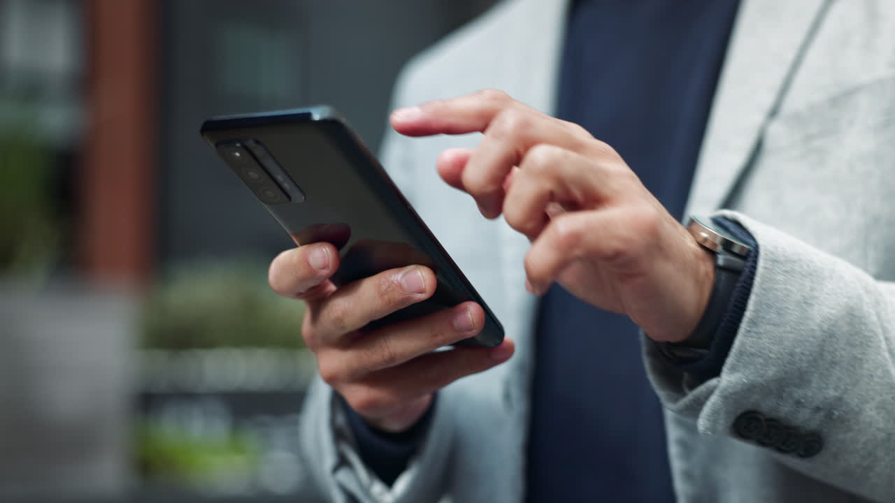 hombre usando teléfono inteligente