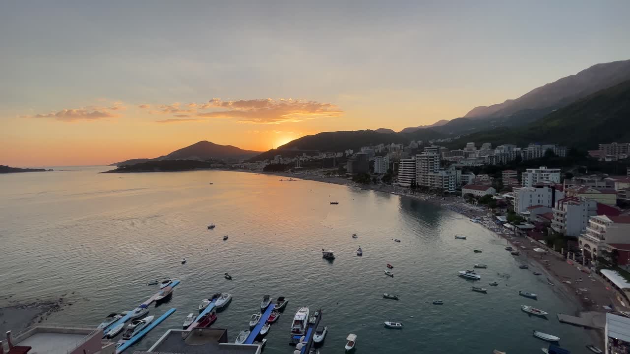 Ripresa a rivelazione lenta di un bellissimo tramonto da un balcone in Montenegro; questo video è stato girato poco prima che il sole tramontasse in una calda giornata estiva.