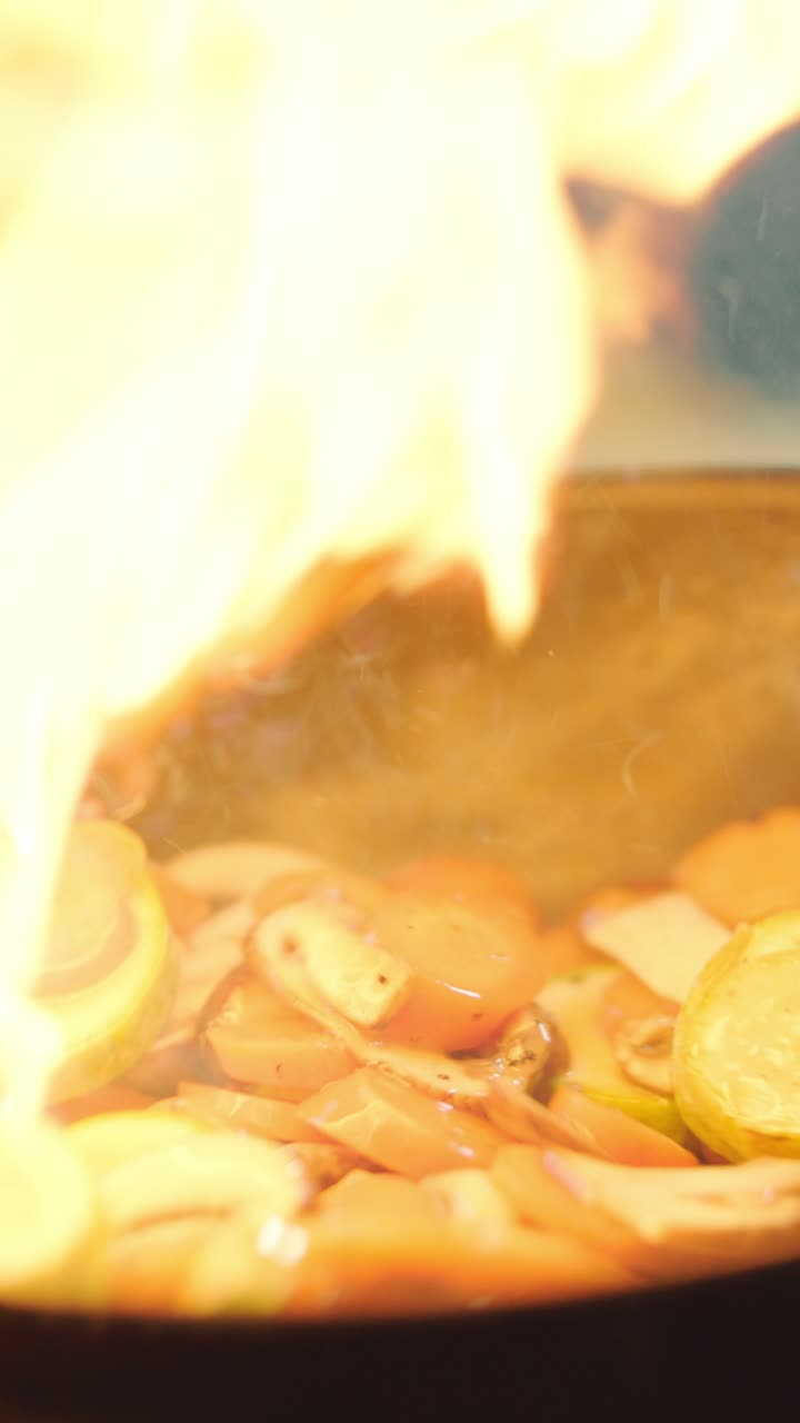 불로 채소를 요리하는 것