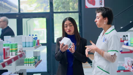 Cliente-Pidiendo-Ayuda-Al-Farmacéutico