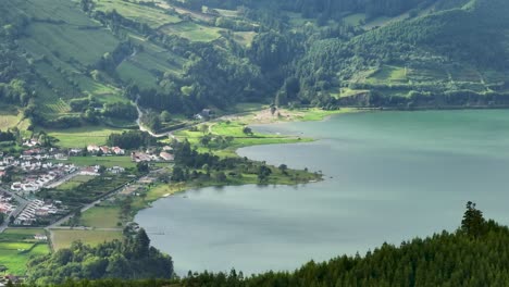 Sete-Cidades-Es-Una-Parroquia-Civil-A-Orillas-Del-Lago-Volcánico,-Ponta-Delgada