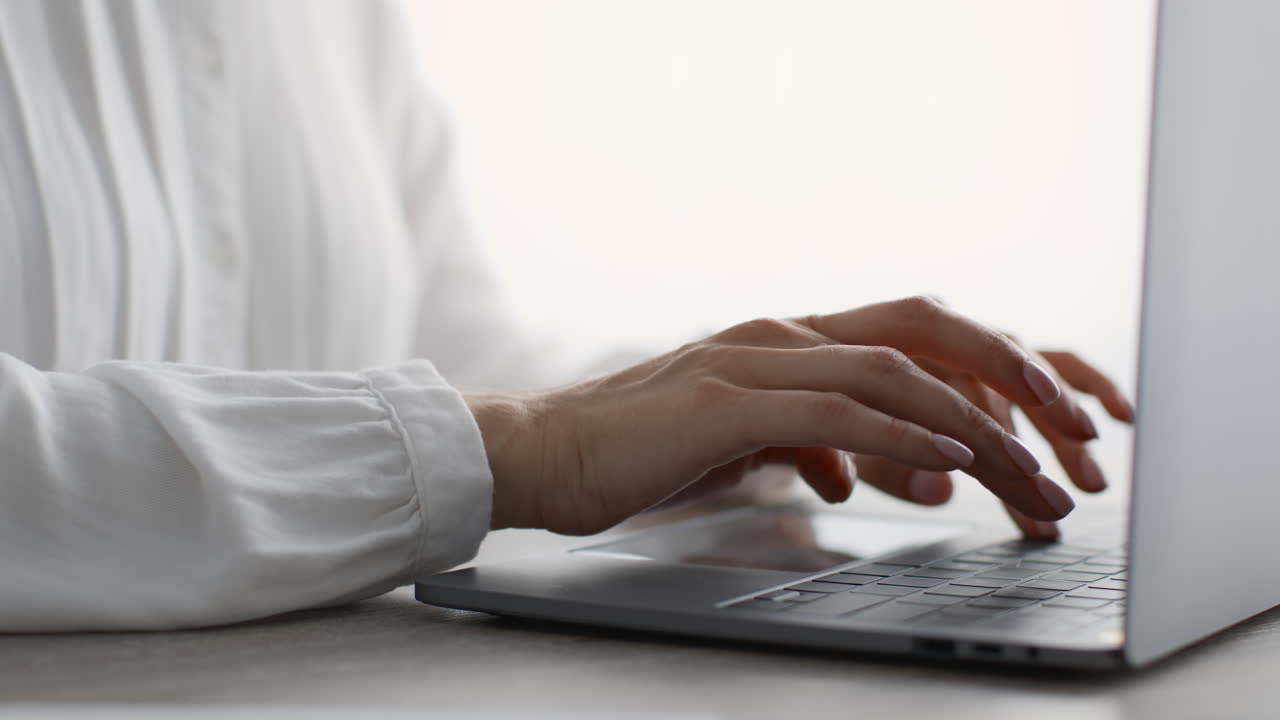 mujer escribiendo en una computadora portátil