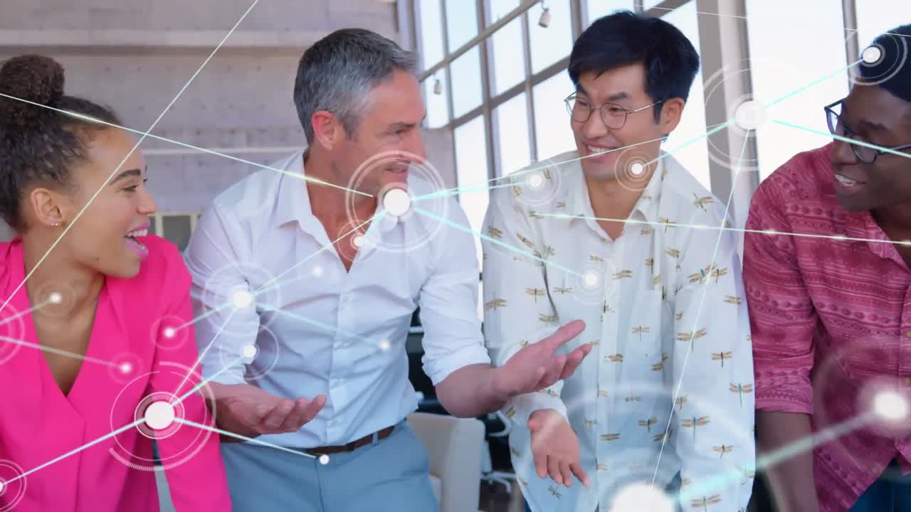 사무실에서 함께 토론하는 다양한 동료들에 대한 연결 네트워크의 활성화