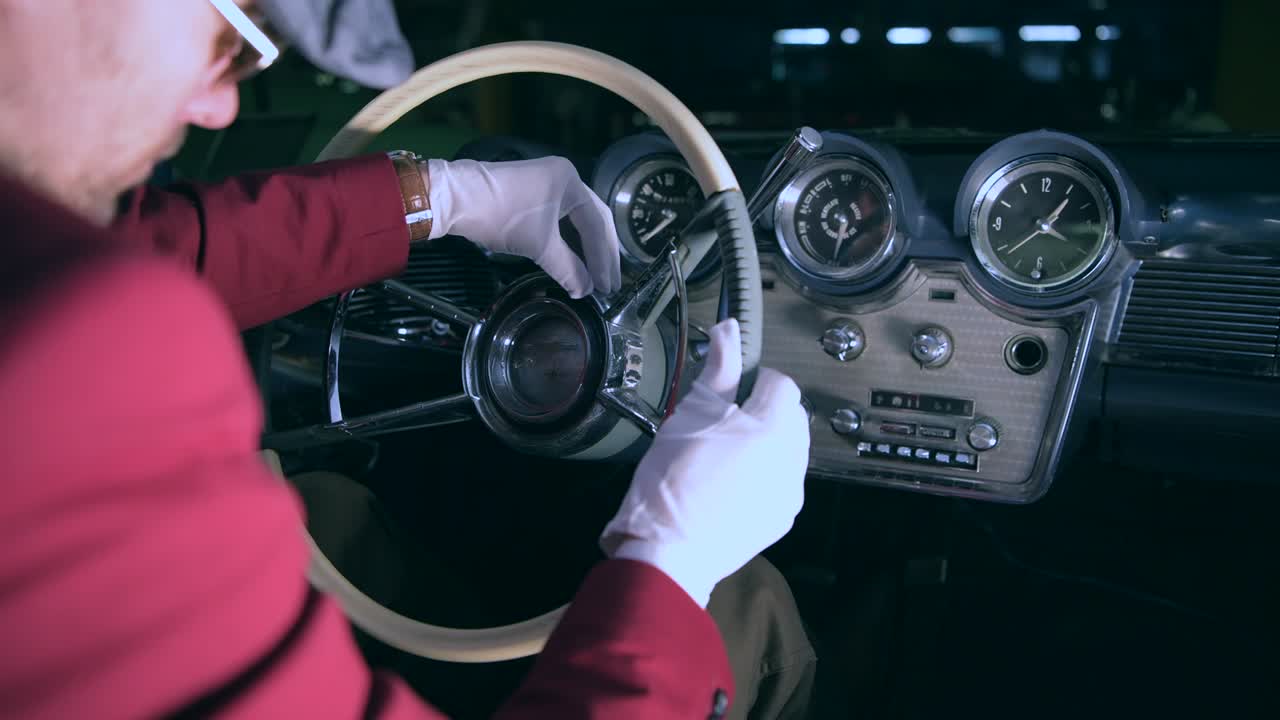 comprador de automóviles clásicos comprobando el interior del automóvil antes de la compra final