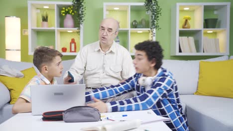 el abuelo que resolvió la disputa entre los nietos.