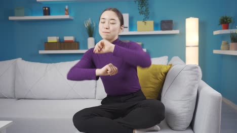 una mujer asiática sentada en el sofá bailando con calma y felicidad.