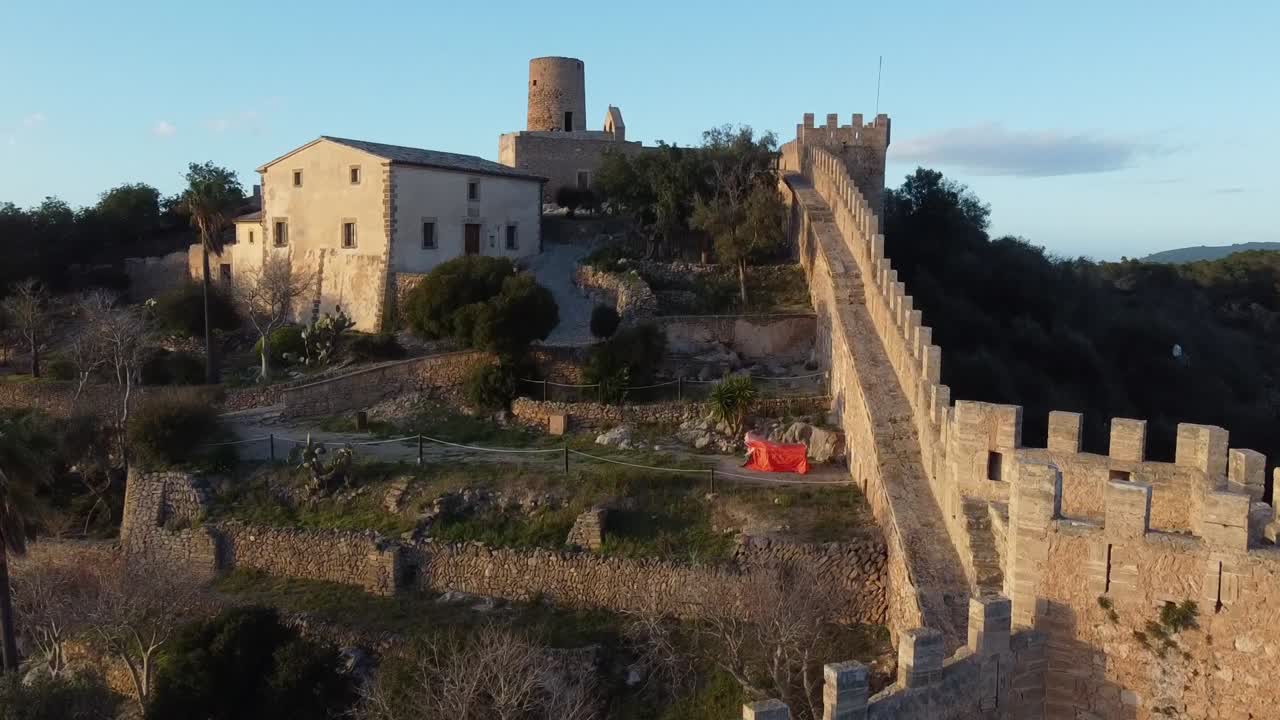 Volando velocemente verso il castello di Capdepera al tramonto, Maiorca, Spagna