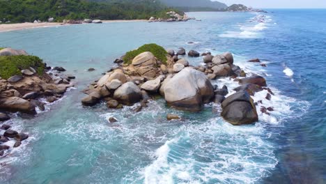 las olas del mar de santa marta en colombia rompiendo en las rocas de la costa