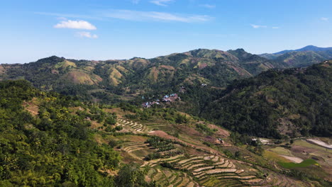 vista de campos de terrazas con casas de playa de sumba cerca de la playa de watu bela en sumba occidental, nusa oriental tenggara, indonesia