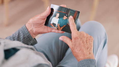 Foto,-Erinnerung-Und-Alte-Frau-Im-Haus-Erinnern-Sich